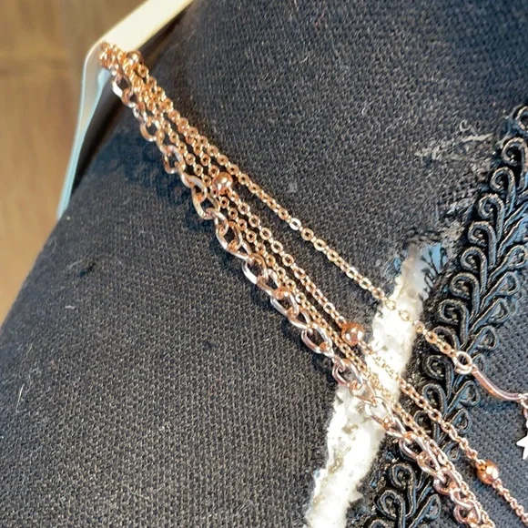 New with tags women’s dainty  Multilayered necklace - Picture 5 of 6